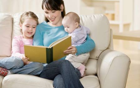Giúp bé phát triển ngôn ngữ và não bộ hãy đọc sách cho bé