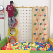 Vách leo núi lốp xe đa năng kèm bể bóng cho bé mầm non HE2-009