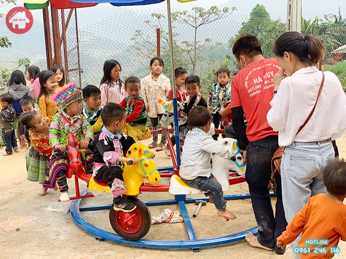 Lắp đặt sân chơi lành mạnh cho trẻ em nghèo vùng cao
