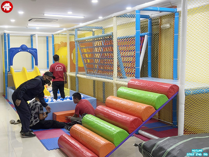 Thi công nhà liên hoàn trong nhà cho trường mầm non tư thục tại Hà Nội
