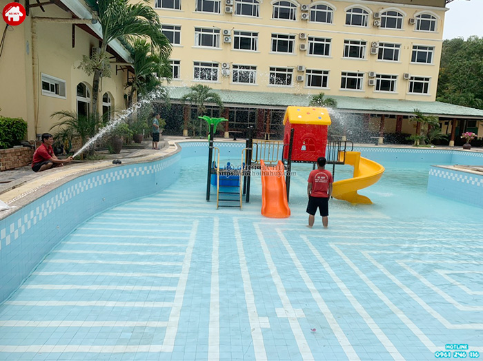Nhà chòi cầu trượt liên hoàn cho hồ bơi khách sạn HB12-024