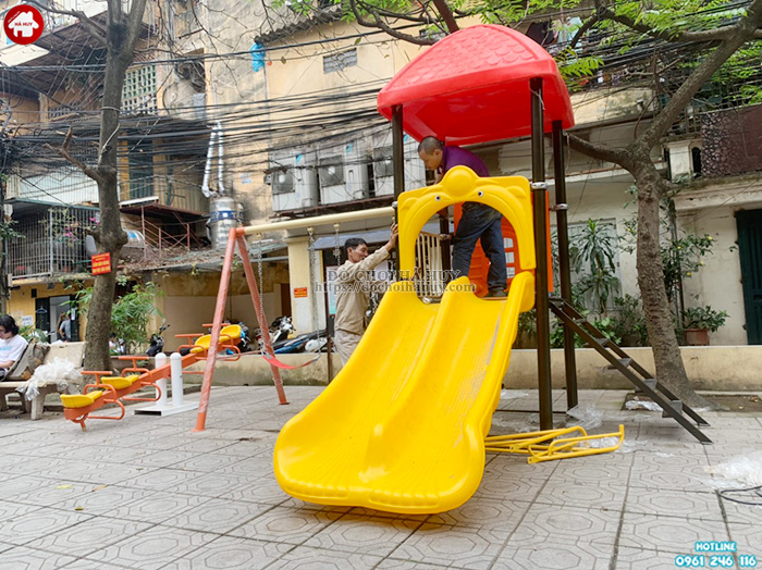 Lắp đặt đồ chơi ngoài trời cho sân chơi trẻ em khu tập thể tại Hà Nội